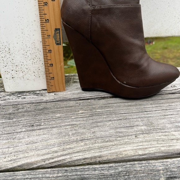 Knee high brown leather wedge boot with fringe detail. - Picture 4 of 9